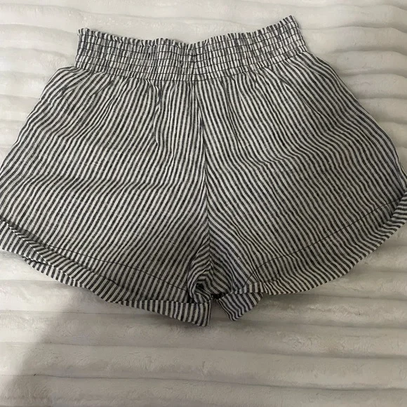 Reformation Light Gray & White Striped High Waist Women’s Shorts - Picture 2 of 13